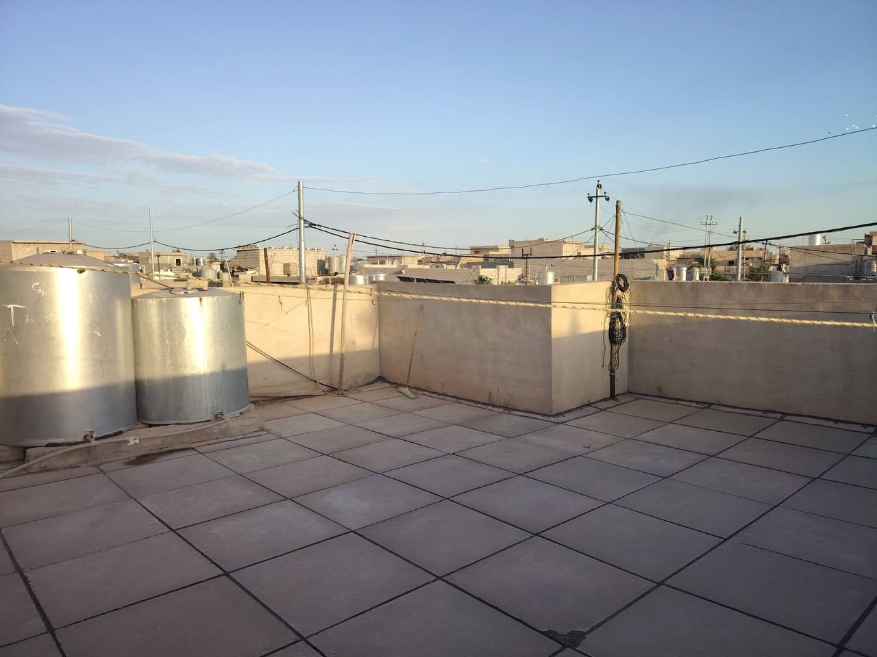 دار للبيع رقم المساحة(160متر)(8واجهة)(عمق20) يحتوي على 1 غرفة نوم كبيره استقبال كبير مطبخ صحيات كراج غرفة فوك كبيره البيت سيراميك استايكر شارع تبليط 
العنوان حي العروبه قرب جامع الله واكبر 
السعر 58 بي مجال 
للأستفسار ***********
