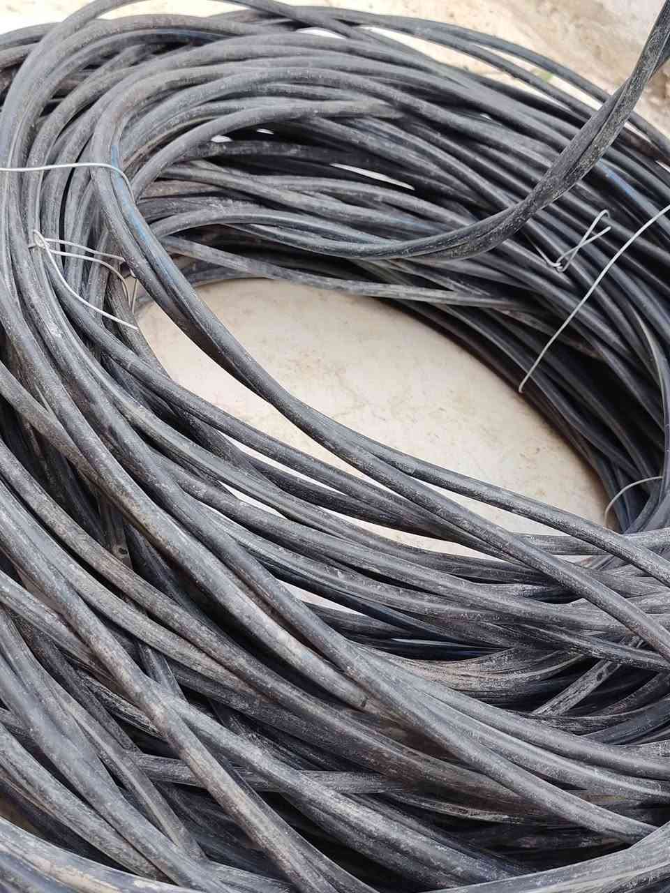 ضفيرة خطين خوش نوعية جديدة مامستخدمة زادت من البيت طولها تقريبا 150 متر السعر 75 وبيهة مجال للشراي رقمي *********** مكاني ام النعاج البصرة, العراق
