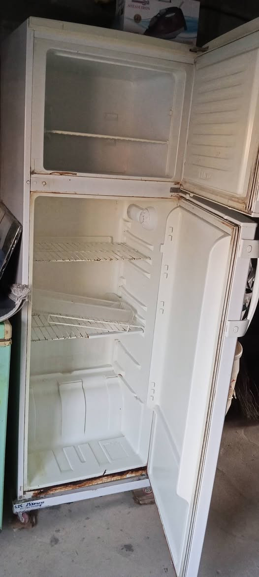 ثلاجه شغاله مابيه عيب السعر 150 و بيه مجال 
مبرده للبيع شغاله السعر 80 مالت بيت نضيفات
رقم ‏‪***********‬‏ تصال علئ الرقم
