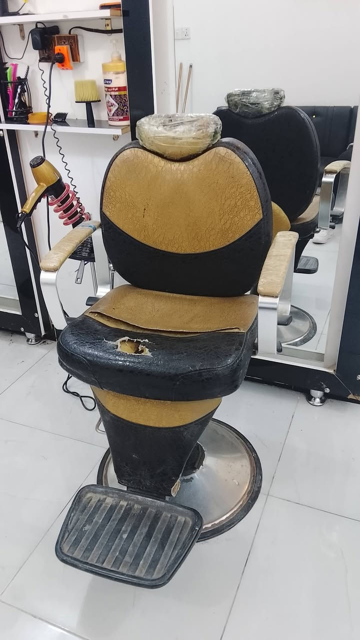 كراسي حلاقه للبيع نضيفات ابيعهم بيعه وحده عنوان واسط النعمانية ***********
