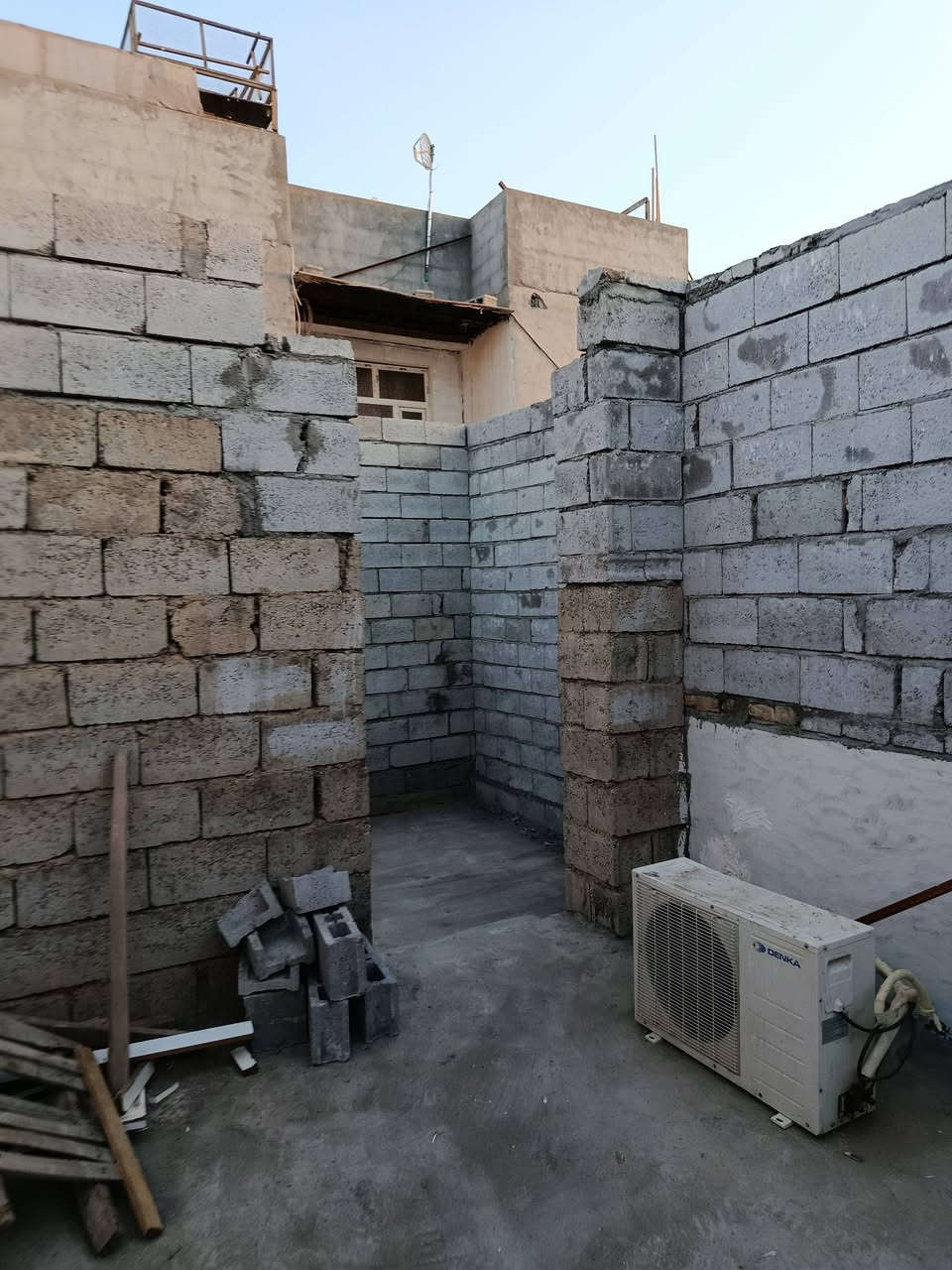 اللهم صل على محمد وال محمد 
بيت جديد للبيع جلولاء حي الوحدة فرع الحشد 
قرب جامع رياض الصالحين يتكون من استقبال ومطبخ وغرفة نوم ومنور وحمام وتواليت  وغرفتين وحمام طابق ثاني تحت الانشاء مجهز سبالت كيزر فولتاج تانكي ماطور ماء بنكات مغسلة عدد 2 جديد السعر 38قابل للتفاوض 
***********☎️
***********📱
