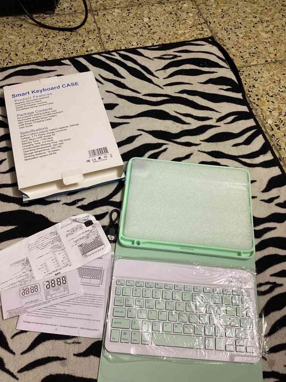 هذا المنتج عبارة عن حقيبة لوحة مفاتيح ذكية (Smart Keyboard Case) مصممة للأجهزة اللوحية، وتأتي مع لوحة مفاتيح لاسلكية قابلة للإزالة.
المميزات: تتميز بغطاء من جلد البولي يوريثان (PU) الأنيق، ولوحة مفاتيح مغناطيسية قابلة للفصل يمكن تحويلها إلى حامل، مع فتحات للكاميرات الأمامية والخلفية.
لوحة المفاتيح: لاسلكية بتقنية 3.0 ABS، تعمل ببطارية ليثيوم قابلة لإعادة الشحن.
المواصفات: تصل فترة الاستعداد للبطارية إلى أكثر من 100 يوم، ووقت عمل متواصل يصل إلى 100 ساعة، مع مدى تشغيل يبلغ 10 أمتار.

٣٠ الف مع التوصيل بغداد, العراق


**إذا كنت صاحب هذا الإعلان وتريد حذفه لأي سبب، رجاءا أرسل رسالة إلى الدعم الفني**