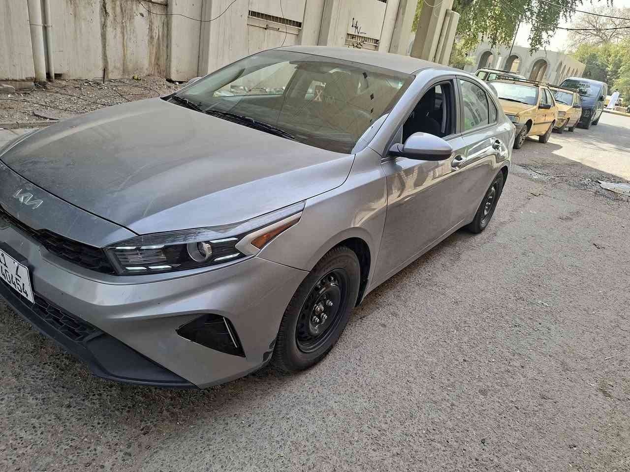 السلام عليكم كيا فورتي موديل 24  بغداد باسمي محرك 2000  دوش رقمها بغداد باسمي تحويل مباشر سنويه وهزه جديده حادثها موضح بالمنشور كامرا وشاشه وتحكمات وهيتر كشن وستيرن لايت عدسه زينون لد نهاري ماشية ٨ الاف فقط بيها نص بنيد صبغ وجاملغ تبديل لغد وشواصي كفاله  سعرها 152$ وبيها مجال للطيبين *********** مكان السياره بغداد شارع حيفا
