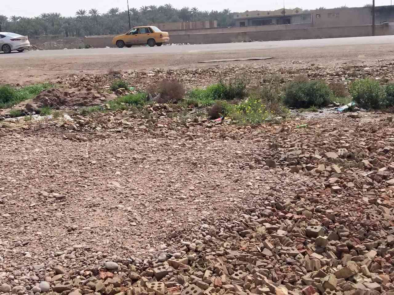 السلام عليكم فرصه استثماريه قطعه ارض للايجار بلسايد الواحد عل الشارع العام بقرب معمل الثلج مقابيل ملعب التاتار الوجه 15متر والنزال 20متر للتواصل ***********
