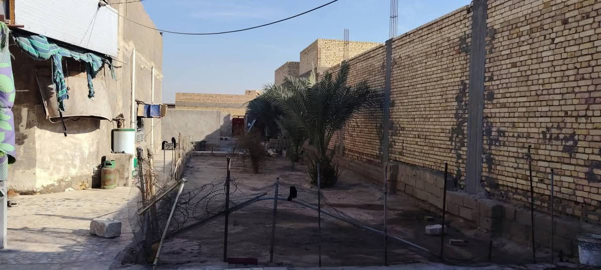 #بيت للبيع.. الموقع تجاري على شارعين.. 
↩️ الموقع.. الرميثة ابوصريفة قرب جملة ال عزوز على الشارع العام مال النجمي.. 

♍الواجهة (العرض) 18 متر 

⛎النزال ( الطول)45 متر.. لكن جه 25 

✅#تصبح المساحة الكلية 550متر

الحديقة داخل المنزل واسعه جدا.

مساحة البناء تقريبا 200متر

البيت بناء جديد....

الارضية كاشي بل كامل

 يصلح للسكن.. ويصلح موقع تجاري.. 

كافه الخدمات متوفره على الشارع 

ملاحضة البيت على شارعين امامي العام مال النجمي وشارع خلفي فرعي 

🟢#للاستفسار الاتصال على الرقم ***********
