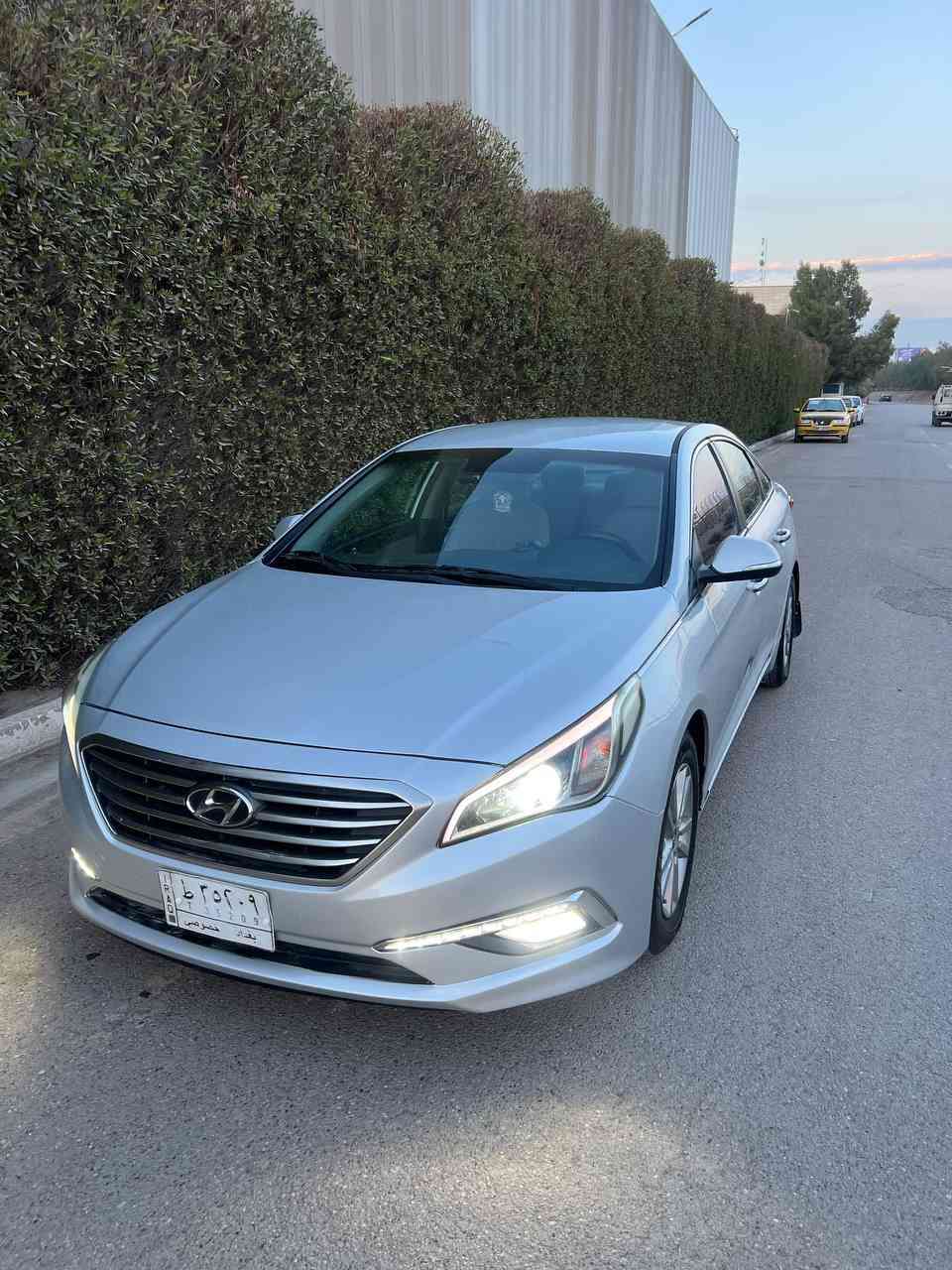 سوناتا 2015 سبورت وارد كندي 
حادث امريكا بنيد وجاملغ 
مصبوغه حزام 
مكينه 2.4  جديده 
كامله بدون نقص 
حجر بيئه موجود +
قانصه دهن +
السعر 100 وبيها مجال بسيط
مكاني بغداد / الدورة / او كرادة 
لاتصال وتساب
***********
