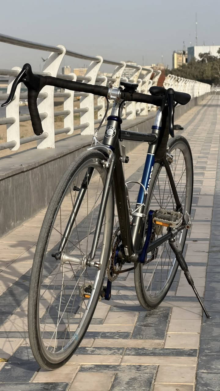 كلاسيك رياضي خفيف وجاهز للطرق الطويلة
دراجة جاينت  GIANT Tradist  موديل 2011 بحالة ممتازة وأداء رائع 

 ألمنيوم خفيف وقوي

مقاس XS  حجم 28– 470mm

مناسبة للطرق الطويلة والمشاوير البعيدة

نظام  كير في لشة  خلفي 7 سرعات وأمامي 2

قيادة سلسة وثابتة  ومريحة 

السكانها الأصلي العدل موجود 

 عداد سرعه  موجود ويا 

تصميم كلاسيك أنيق بلون رمادي مع لمسات زرقاء

السعر 275 الف 

رقمي واتساب ***********

مكاني بغداد ساحة الوثبة
