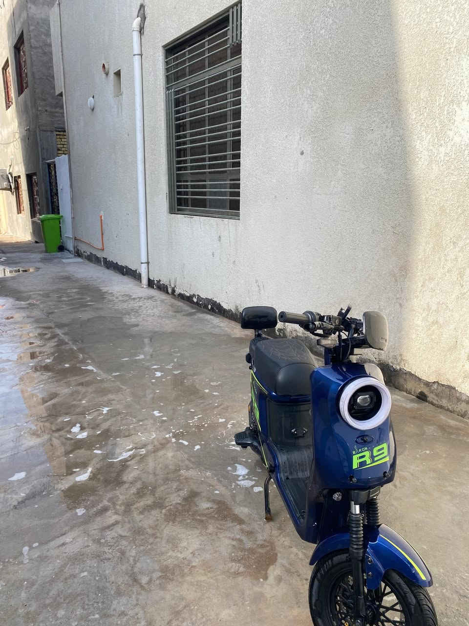 السلام عليكم دراجهR9 سبورت 6 بطاريات 36v النظافه شوفت عينك الدراجه ابد مامتعوبه غراضها موجودات مرايات وبايدر وسله وشاحنه وسويجات ثنين وكارت وبصمه الاضرار المدكر الخلفي ولامامي ومصلحات هم وتوصل مساحه 45 كيلو الدراجه كلش كلش نظيفه ومحتاج واريد ابيعها والله يهني الياخذها للمعلومه 6 بطاريات استخدامها شهرين و17 يوم ابد ماتعبانه السعر 450وبيها مجال لشراي رقمي واتساب ***********وانه بخدمتكم
