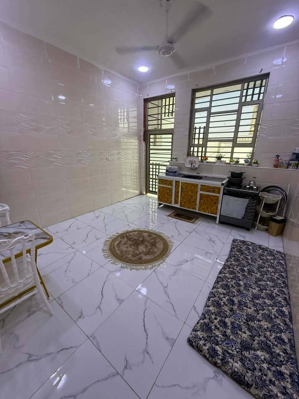 السلام عليكم بيت حديث بناء جديد مساحه 200متر طابو زراعي سند25 كامل خدمات تبليط ومجاري وكهرباء ومي  وبناء رفت وطابوك وسطح صب  السعر 85 وبي مجال قليل واحلى من التصوير بعد تجي وتشوفه بالعين احلى تفاصيل واي استفسار على الرقم اللي موجود.. ***********. منطقة العهد وره ابو فياض مقابيل فلكه الزعيم.
