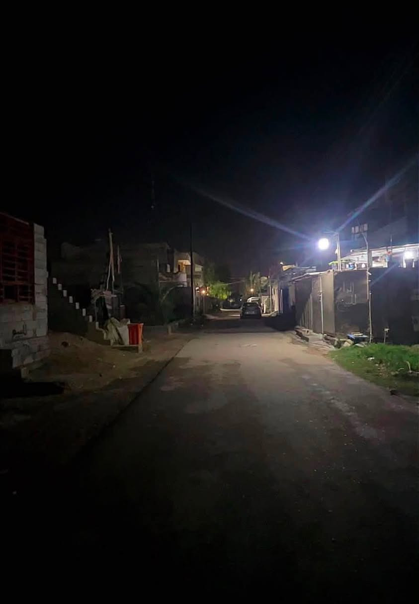بيت مساحه 100متر مقابل مرور الحسينيه واصل البناء إلى سقف المنطقه  جاهزه من تبليط وامجاري   وكهرباء  يحتوي البيت من ستقبال وحولي  ومطبخ  وصحيات خارجيه وا داخليه  المواد اغلبيته موجوده لاستفسار التصال على رقم ***********
