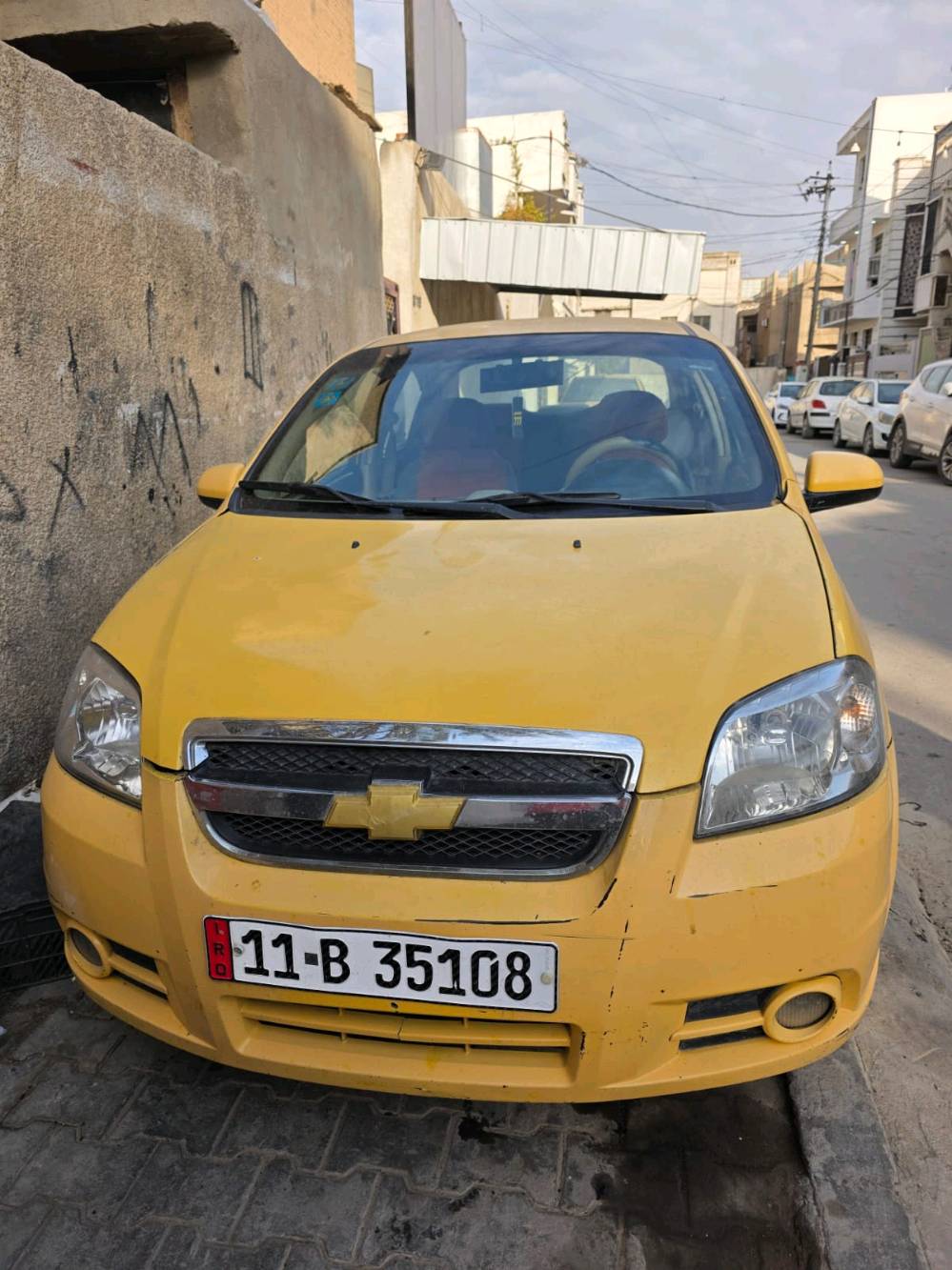 سيارة شفروليه أفيو صفراء للبيع. السيارة في حالة جيدة من الداخل مع مقاعد مغلفة باللون البرتقالي والرمادي. هناك بعض الخدوش والضربات على الهيكل الخارجي كما هو موضح في الصور. السيارة جيدة للاستخدام اليومي ومناسبة للتنقل داخل المدينة. للمزيد من المعلومات أو إذا كنت مهتم بالشراء، يرجى التواصل معي.