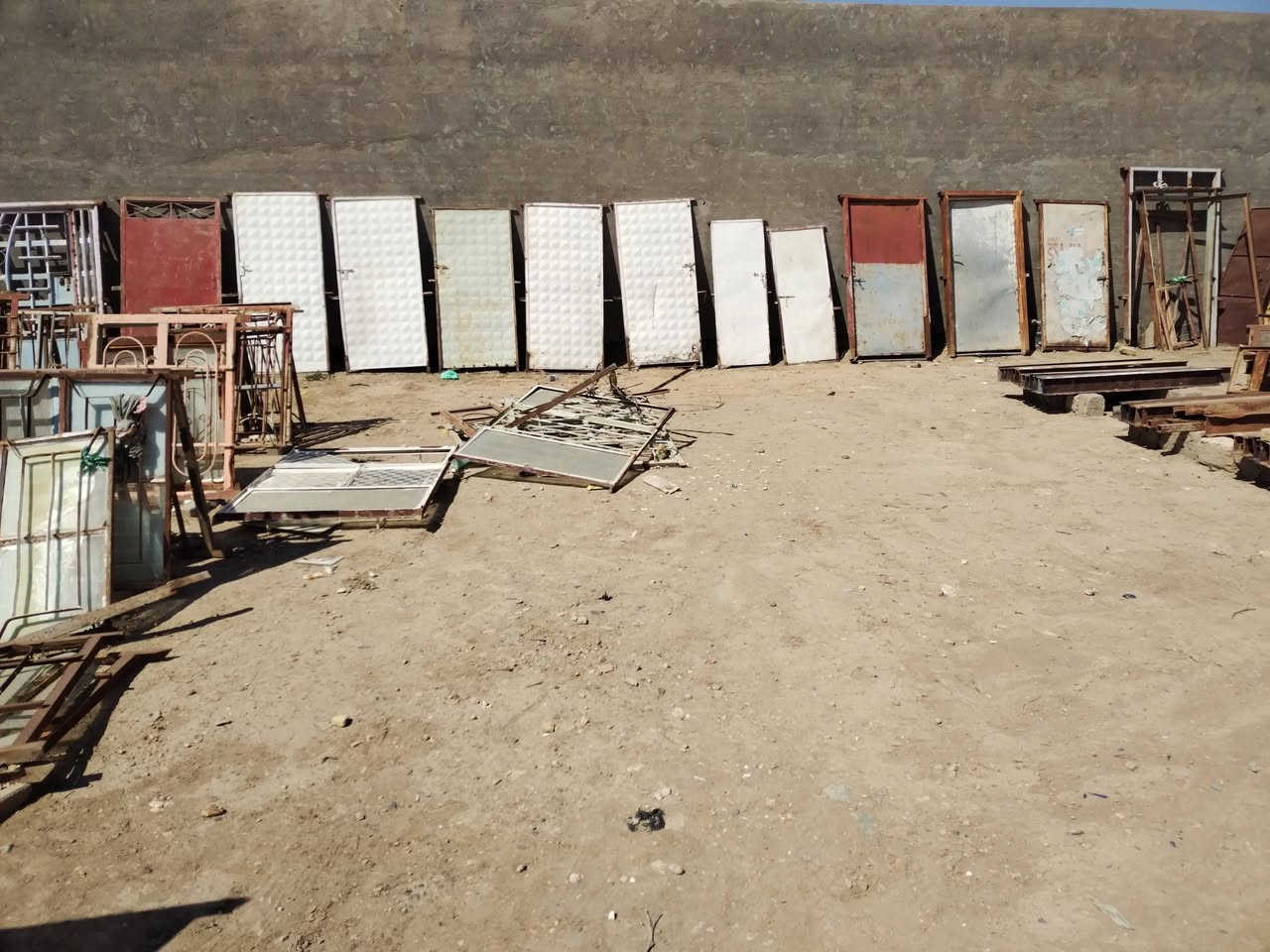 السلام عليكم بيبان مستخدمه للبيع الاستفسار على هاذه الرقم ***********.  ***********
