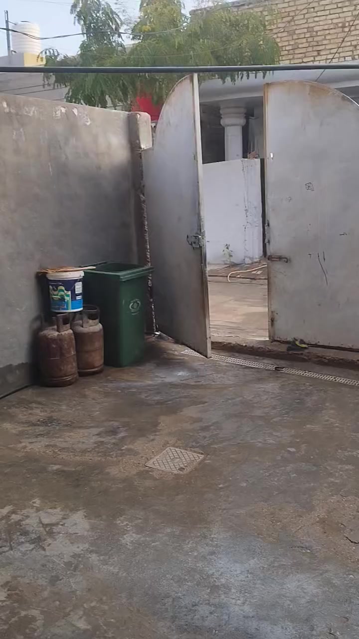 دار للبيع مساحه 250 م غرفتين العلوي الارضي غرفتين نوم مطبخ حمام تواليت صاله استقبال طرمه كبيره وصحيات خارجيه وداخليه ترك جانبي وخلف البيت شارع ابو الفضل العباس عليه السلام قريب للفرات السعر115  مع المجال مليون مع المجال للتواصل ***********
