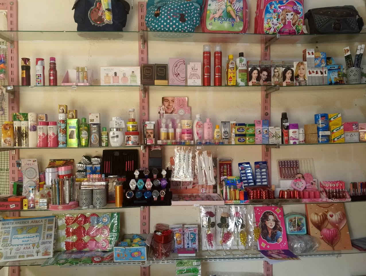 للبيع رفوف جام السعر 300 الف
للبيع ميز الالمنيوم السعر 100 الف 
مكاني خالديه للاستفسار اتصال ع رقم 
***********
