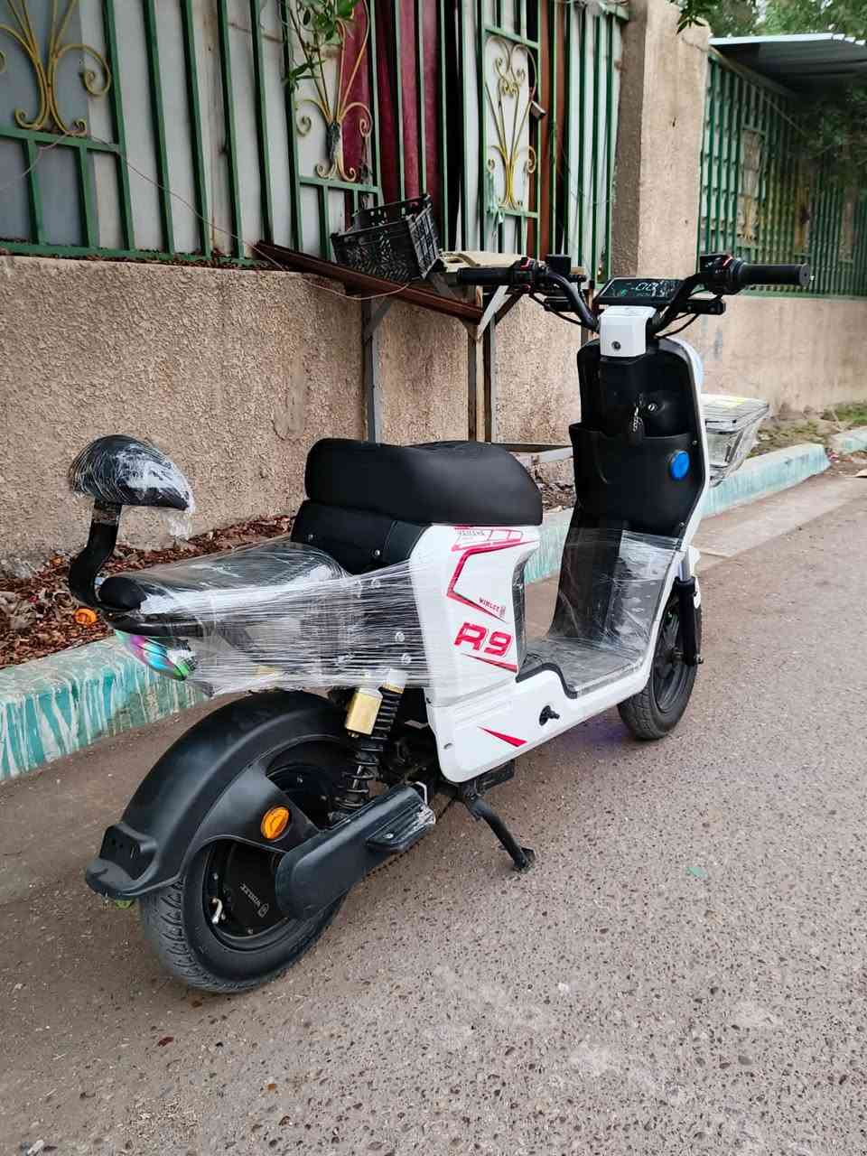 دراجة R9للبيع 5بطاريات الدراجة ماشية 17الف السعر 300وبيها مجال الدراجة نضيفة جديدة كلشي مابيها اذا احد يريدها يدخلي على هذا الرقم***********طبلي علواتساب

