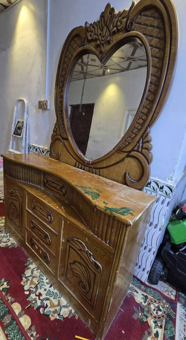 ميز تواليت مستعمل بحالة جيدة للبيع في العراق. يحتوي على خانات وجرارات ومرآة بحالة ممتازة. السعر هو 120 ألف دينار عراقي وقابل للتفاوض. للاتصال، الرجاء الاتصال على الرقم ***********. الزبير, البصرة
