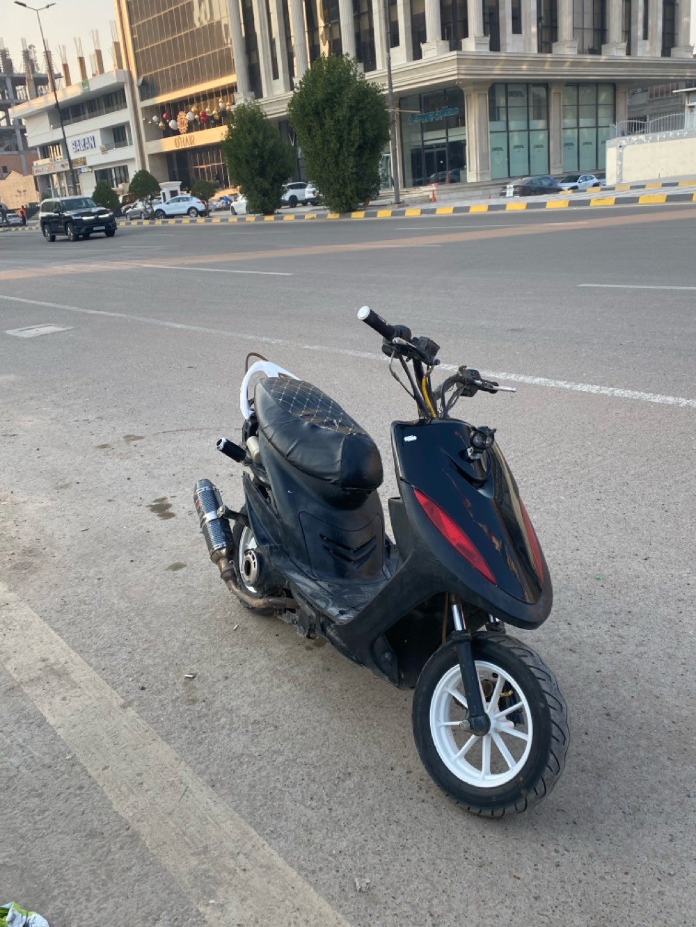 ماكس 120
دراجه مالعب شلعه ومعدل 
بيه ويل مشيف رياضي لون ابيض 
مكينه مفتوحه 55
تاير خلفي عريض 
كابريتر بلادي 
فصله بيه قويه