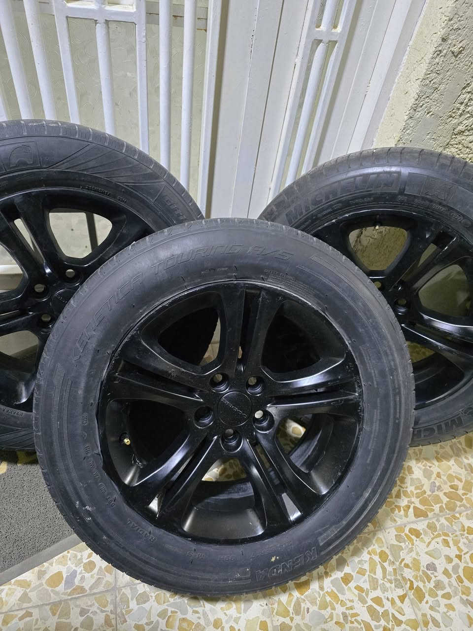 السلام عليكم
تخم ويل ١٧ مال جارجر بلادي مصبوغ اسود
اشتريته وماصار ع سيارتي (بوليسي )يطخ بالفلنجه
بي زوج مشلن طك كارتون
وزوج واحد منهم مسحوك
رايد مراوس بويل ٢٠ بلادي 
مكاني العماره 
رقمي ***********
