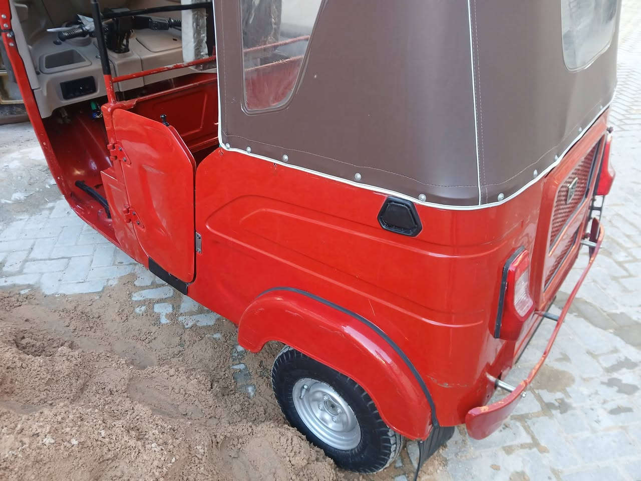 تكتك ٢٢ شهر ٥
بيها بس لغد الأيمن بس رش مو معجون بس رش ومصلحه دوسات بس 
تخم تاير كله جديد 
السعر ٨و٦٠٠ وبيها مجال قليل تدللون

الرقم ***********
