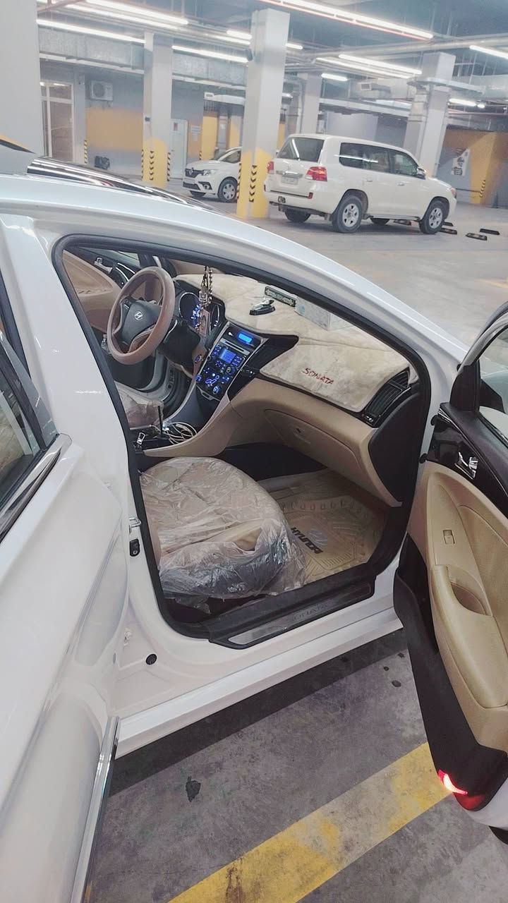 سلام عليكم ....تحياتي للجميع
هيونداي سوناتا..خليجي 2011
                                             Hyundai..Sonata2011 
لون ابيض
.محرك 2400( محرك كبير المرغوب)
سقف اسود بانوراما
بصمة تشغيل + بصة دخول ابواب
تحكم ستيرن جهتين
كروس مثبت سرعة
حساس خلفي  
كير أتو +سپورت عادي
ويل كروم حجم 17
اشاير مري جانبي
مري جانبي شفط
سياره ماشيه 140حقيقي  كفاله عامه من الدعاميه للدعاميه شركه ..كير محرك شرط الفحص ..تايرات صدر كل جديد.  

السعر /      133
***********

***********
