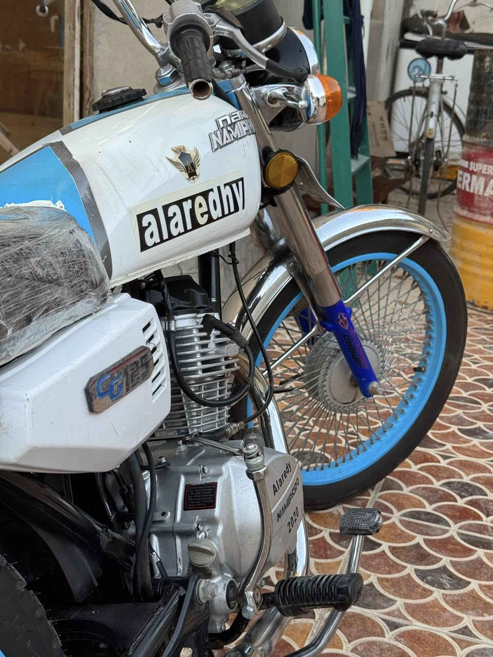 للبيع: دراجة ناما برو (Namipro) موديل 2020 - أخت الجديدة 🏍️✨
الدراجة للمراييد واليدور نظافة، مو مال تعب.. شغل واطلع!
المواصفات والتفاصيل:
• النوع: ناما برو (Namipro) أصلي.
• الموديل: 2020.
• الحالة: الدراجة "أخت الجديدة"، استعمال نظيف جداً وتحت إيدي، النهضة مالتها قوية وكلشي بيها شغال ويخبل.
• المحرك: ستاندر، لا مفتوح ولا ملعوب بيه، عزم وقوة بالصعدات والطريق.
الوضع القانوني (جاهزة للتحويل):
• الرقم: مرقمة وكاملة.
• السنوية: موجودة وباسمي (يعني التحويل مباشر وما تدور ورا أحد).
• الجهوزية: كل أوراقها قانونية وكاملة 100%.
الموقع: الديوانية.
السعر على الرقم اتصل بية 
للاستفسار والتواصل:
📞 الاتصال على الرقم: ***********

