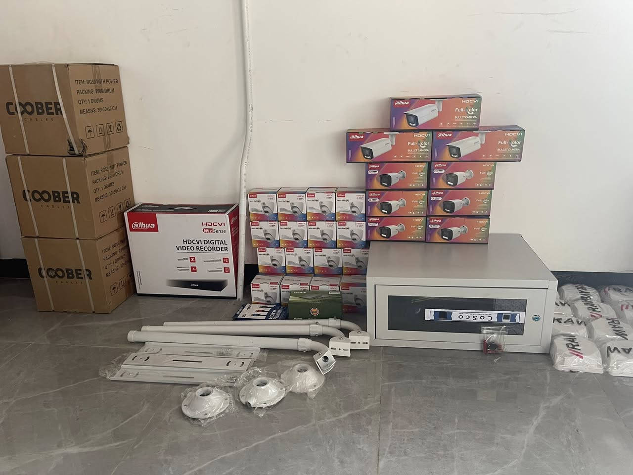 اعمالنا في بغداد التاجي
تم الحمد لله تنصيب 26 كاميرا 5 ميكا دهوا اصلي
مع كاميرات تصوير حتى ارقام النقود زوم نوع ماركة دهوا
خاص لأصحاب الصيرفات والمحلات التجارية

المواصفات
اعلى العروض وافضلها مع خاصة الذكاء الاصطناعي والزوم
منظومة دهوا تجميع باعلى المواصفات دقة 5 ميكا

📌المواصفات
🔺 كاميرات دقة 5 ميكا نظام كلر صوت وصورة دهوا 
     اصلي لدات ( تصوير ليلي نهاري ملون حتى بدون انارة)

🔻 كاميرا زوم متغيره خاصة بالتعامل المالي دقة 5 ميكا 
    تدعم الصوت والفلاش زوم من 2.7 إلى 13 mm

 🔻جهاز XVR5232 i3 نوع دهوا يشغل كل انواع 
      الكاميرات ويدعم تسجيل الصوت مع تصوير الوجوه 
     والتعرف عليها بالذكاء الاصطناعي 

🔻هارد 8 تيرا اصلي .

🔺كيبل رولة  250م مسلح دبل تغليف ونحاس 
      ومقاوم كافة الظروف الجوية 

🔺جهاز UPS حجم 3000 نوع رايسنك
    
🔻بوكسات خاصة بالكاميرات لحماية الفيش من 
     الرطوبة والعبث وتعطي شكل لائق للكاميرات

🔻فيش كامله خاصة بالكاميرات

🔺كيبل اج دي مسلح 4k

🔺راك احفظ السويج يحتوي van للتبريد 

🔻ممكن ربط المنظومة على الانترنت وتراقيب وانت باي 
     مكان بالعالم

🔺ضمان سنه حقيقي

🔴لمزيد من المعلومات مراسلتنا على الخاص او الاتصال على الرقم
***********
***********مهندس محمد
