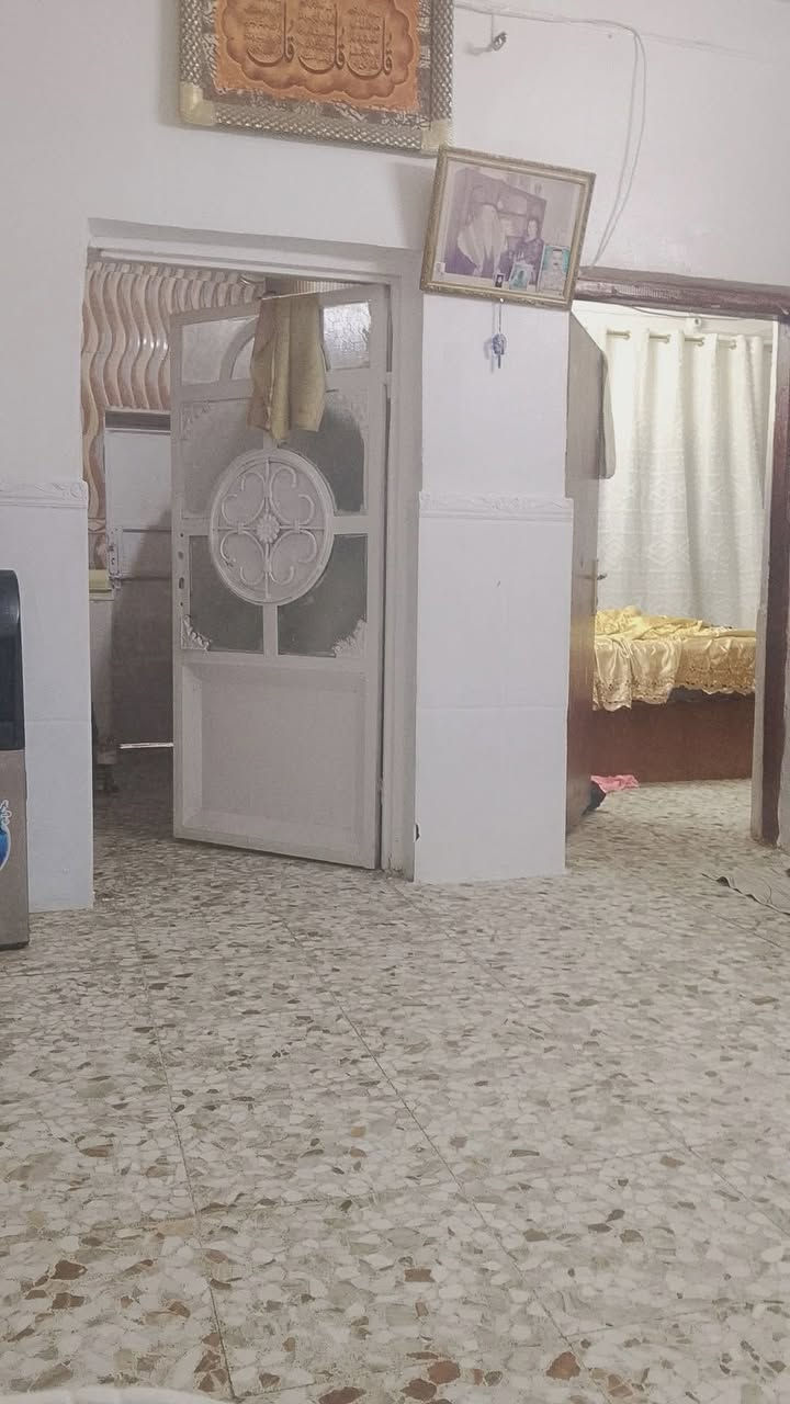 السلام عليكم بيت طابقين البيع 100م بحي العسكري شرع 30 يتكون من ثلاثة غرف نوم وصاله وستقبال ومطبخ و صحيات الاستفسار على هذا رقم *********** الاحد يجي خاص فقط تتصل على هذا رقم ***********
