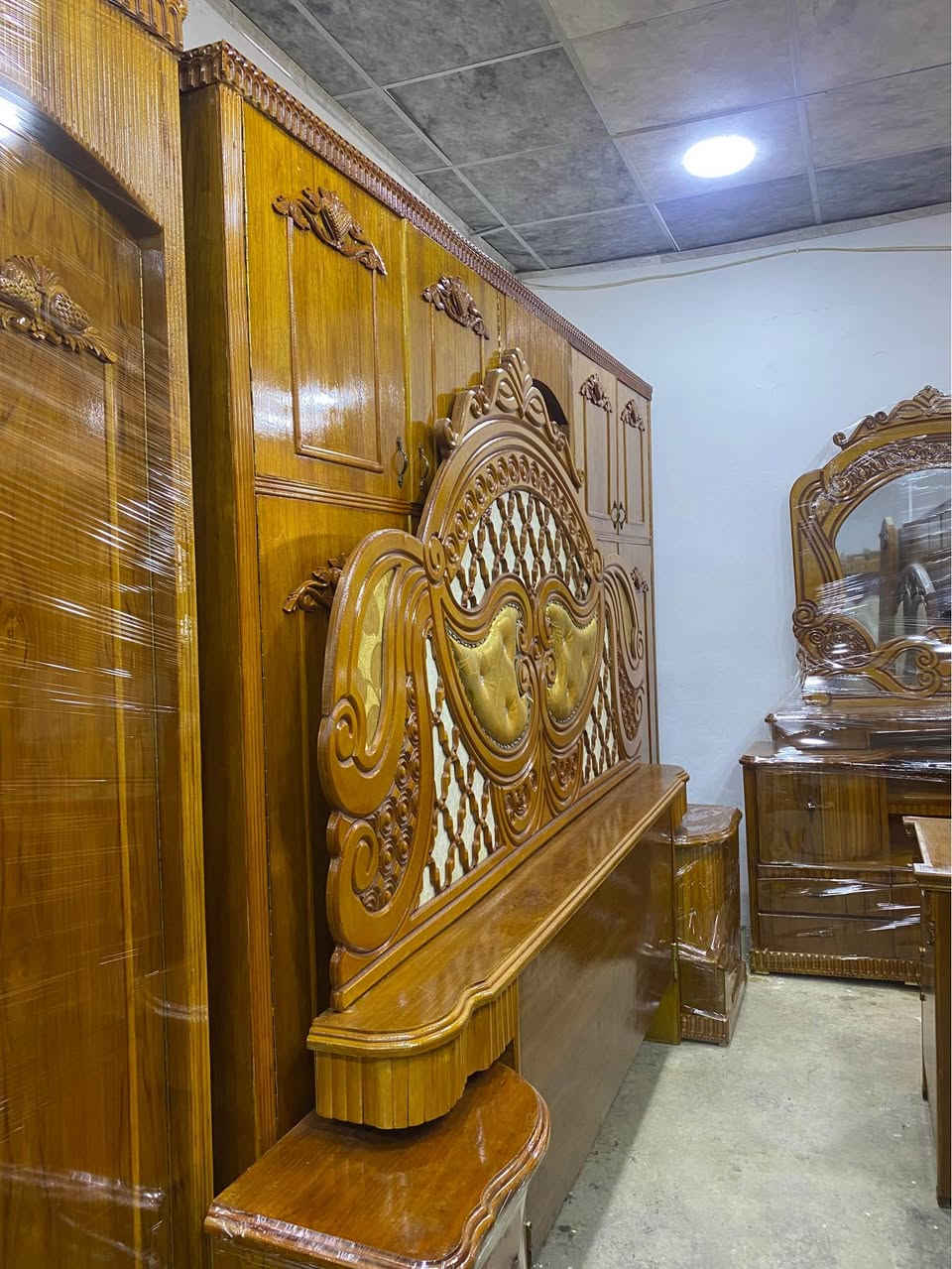 غرفة نوم خمسةً ابواب كعب الغزال مستعملة نظيفة جدا العنوان موصل حي القادسية شارع علي ابن ابي طالب مقابل سايدين ارض النور 
☎️ هاتف *********** موصل, نينوى
