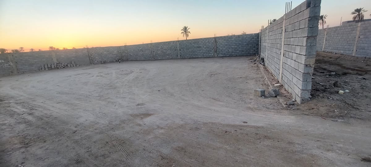 قطعه للبيع مساحه 560 متر في باب الهوى طابو صرف زراعي باسم عراقي مسيجه سياج كونكريت واجهته 30 متر مقلوعه ومحدوله طبقتين شغل درجه اولى تعال وابني  
بضهر الارض نهر متصل بشط الكباسي مدخله شارع شارع 18 متر تصلح 3 قطع او استراحه تتوفر كافه الخدمات ماء كهرباء مدارس مشي سعر القطعه 57 مليون وبيه مجال 
الاستفسار الاتصال 
***********
