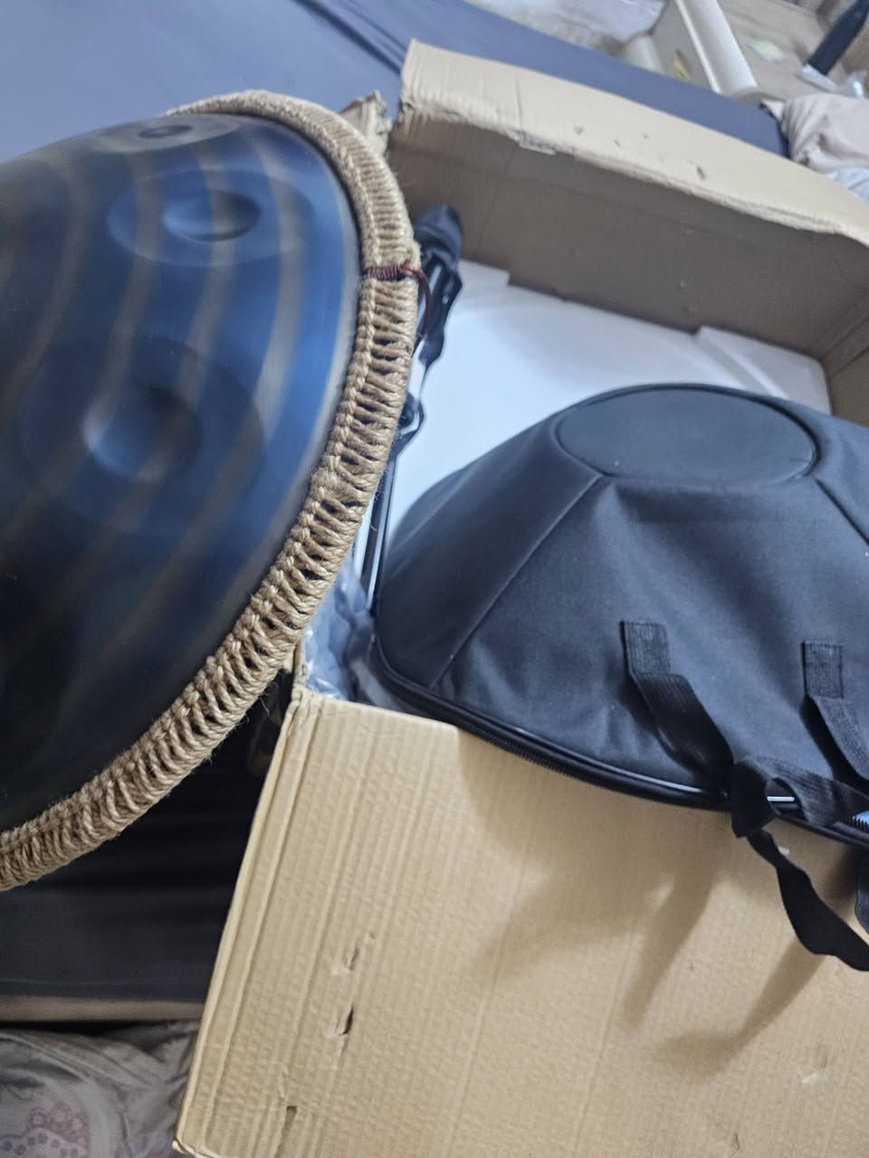🎵 للبيع: آلة هاندبان (Handpan) جديدة تماماً - 10 نوتات 🎵فرصة ممتازة لعشاق الموسيقى والاسترخاء! آلة هاندبان (Handpan) جديدة غير مستعملة، تتميز بصوت نقي ونغمات دافئة ومريحة للأعصاب.الحالة: جديدة تماماً (زيرو) ✨عدد النوتات: 10 نوتات موسيقيةالمادة واللون: فولاذ معالج بالنيتريد مقاوم للصدأ بلون رمادي/بني أنيق مع حبل حماية مطاطي على الحواف.


**إذا كنت صاحب هذا الإعلان وتريد حذفه لأي سبب، رجاءا أرسل رسالة إلى الدعم الفني**