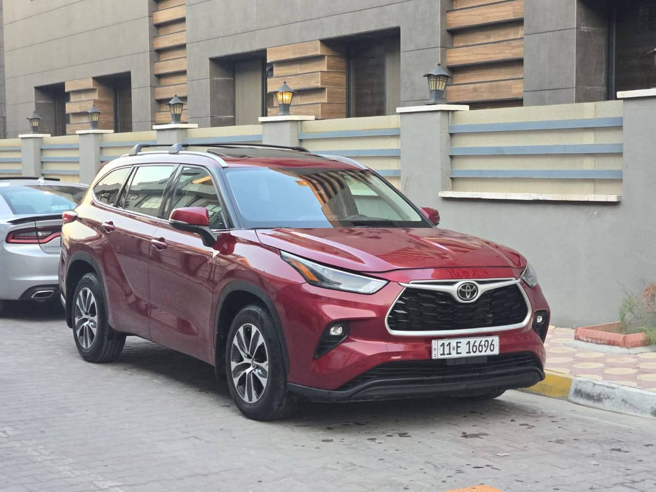 هايلندر  2022 xle 

بانزين v6

اللون كرزي

رقم بغداد

فول مواصفات 
سلايد 
كشنات سياحي منفصل جلد
 ويل كب 
شاشه 
7 راكب
بردات جانبيه
لايت زنون 
رادار جانبي 
نقطه عمياء 
تحديد مسار
تدفئه كشنات
صندوق كهرباء
ماسحات اوتو
لايت اوتو

الحادث بنيد سطحي فقط البنيد مبدل ومصبوغ 

ماشيه 50 الف قابل للزياده 
 

مكان السياره بغداد حي الحسين خلف كلية الرشيد للتواصل 
***********
