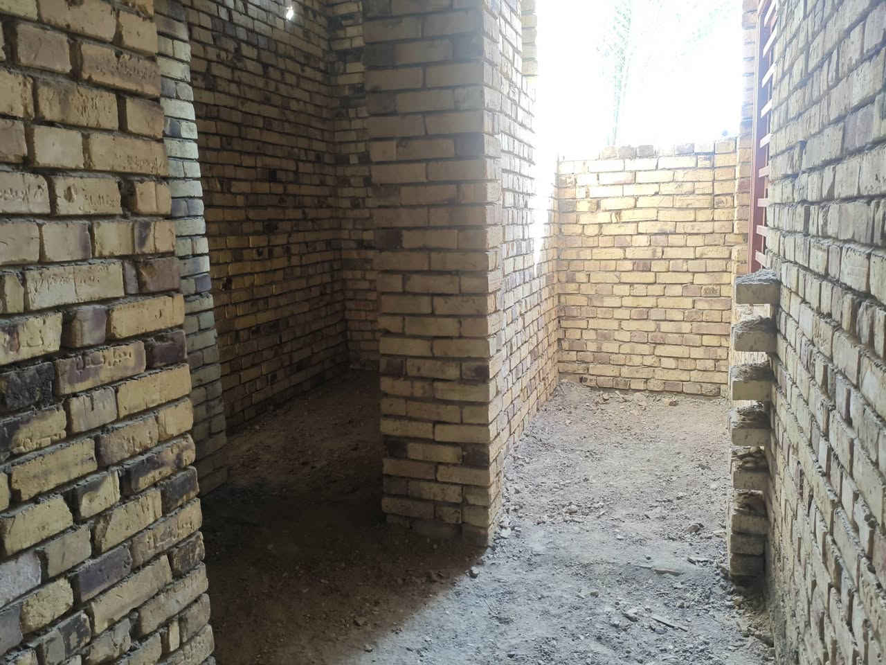 السلام عليكم هيكل بناء كامل 160متر استقبال و مطبخ و صاله غرفه صحيات داخليه و خارجيه مناور عدد 2كونكريت مسلح ارتفاع 3.45ثالث بيت عن شارع عشرين العنوان حي الجامعه قرب اسواق البقيع الاتصال على الرقم ***********.
