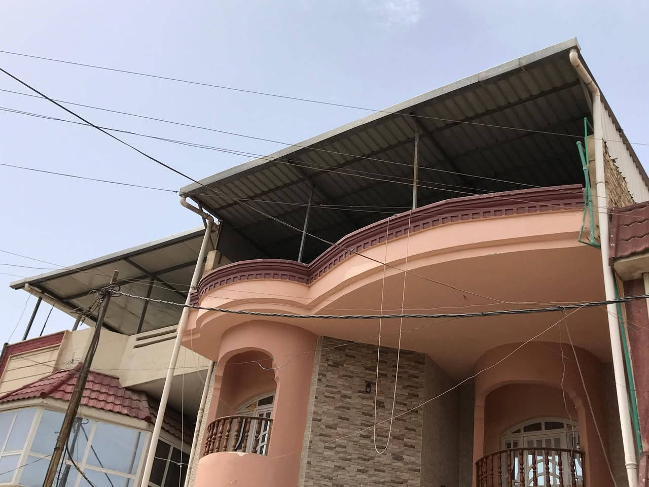 موقع العقار. الجزائر حي عمان ب الفرع عيون المستقبل
مساحه البيت .130م
طابقين.
سنه البناء .2018
يحتوي الطابق الاول .غرفه منام ديوانيه مطبخ حار مطبخ بارد صحيات منفصله مع طارمه صغيره 
والطابق الثاني. ثلاث غرف والربعه مغزن للموئجر مع صحيات منفصله
العقار. بئسمي
سعر الايجار 18 ورقه ربي مجال خلال تواصلك وياي  0773 323 3363
