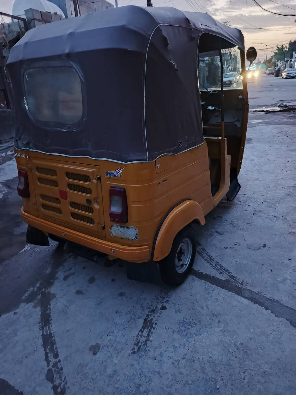 السلام عليكم تكتك للبيع موديل 2020 رقم سنويه مكفولة فقط لغد بي بارد مكاني بغداد السعر 7 بيه مجال بسيط ***********
