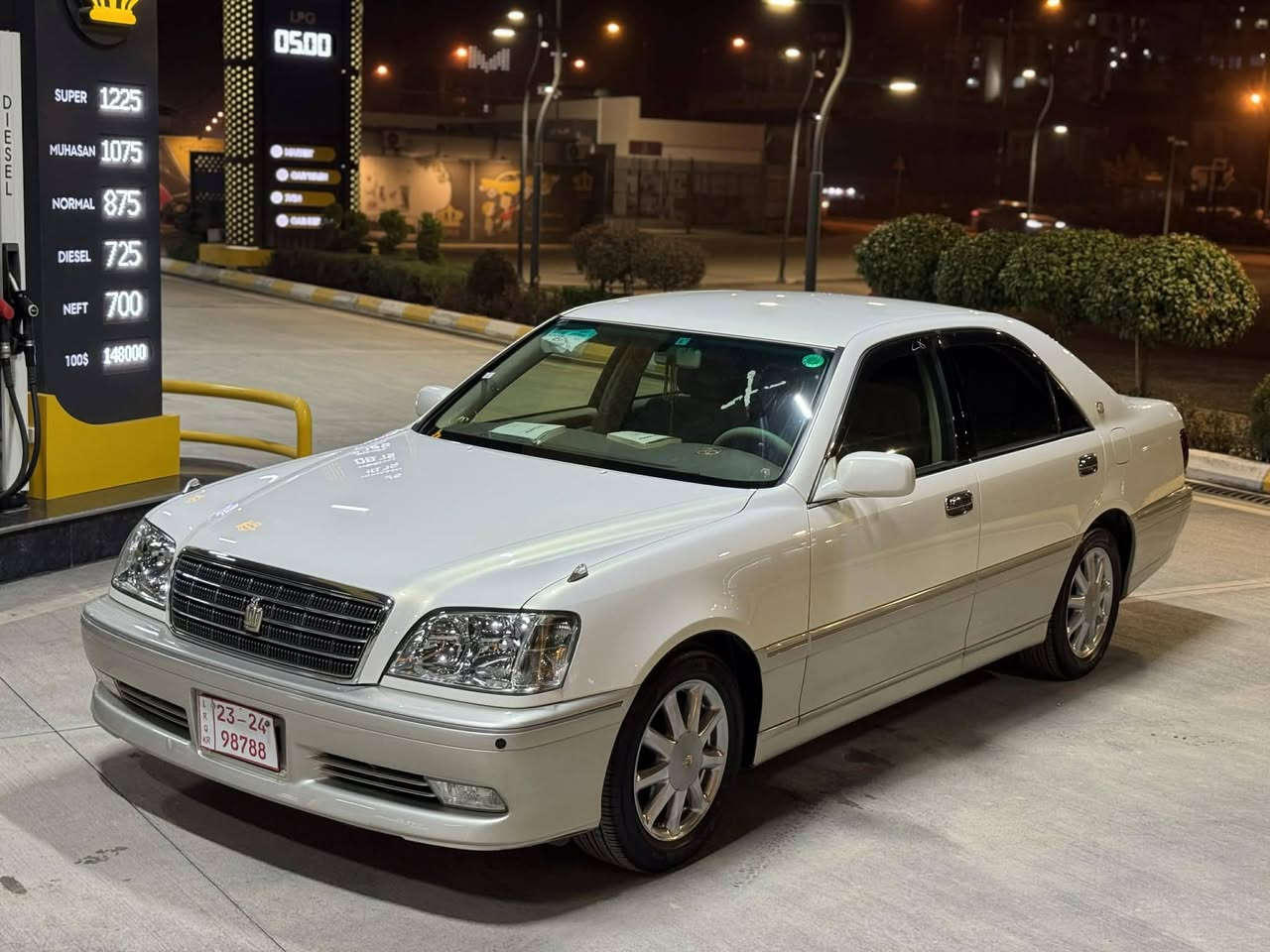 بەناوی خودای گەورە 
مەلیکە تاقانەی هەموو عێراق 
٤٧ هەزاری حقیقی ڕۆشتوە  بەشەرتی کۆمپیتەر 
مۆدێلی ٢٠٠٣ پەردەو چوار کوشن کارەبا ٢ دوگمەیەمەکینە ١٧١ی مەرخوبە   
کامل کریستاڵی بیلادە 
چوار ویلی نەجمەی نەوتی سفر سفری لەژێرە 
***********
