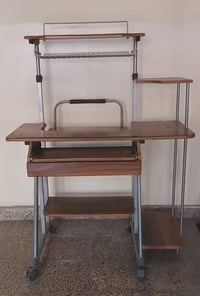 ميز حاسبة • للبيع