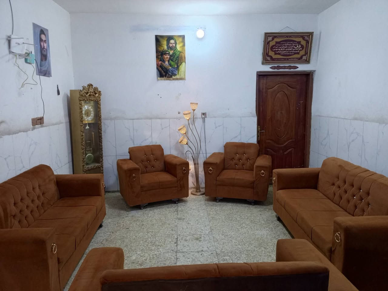 تخم نظيف جدا 10مقاعد ب200الف وبي مجال المكان الوشاش *********** يوجد توصيل بكروة يوجد واتس اب
