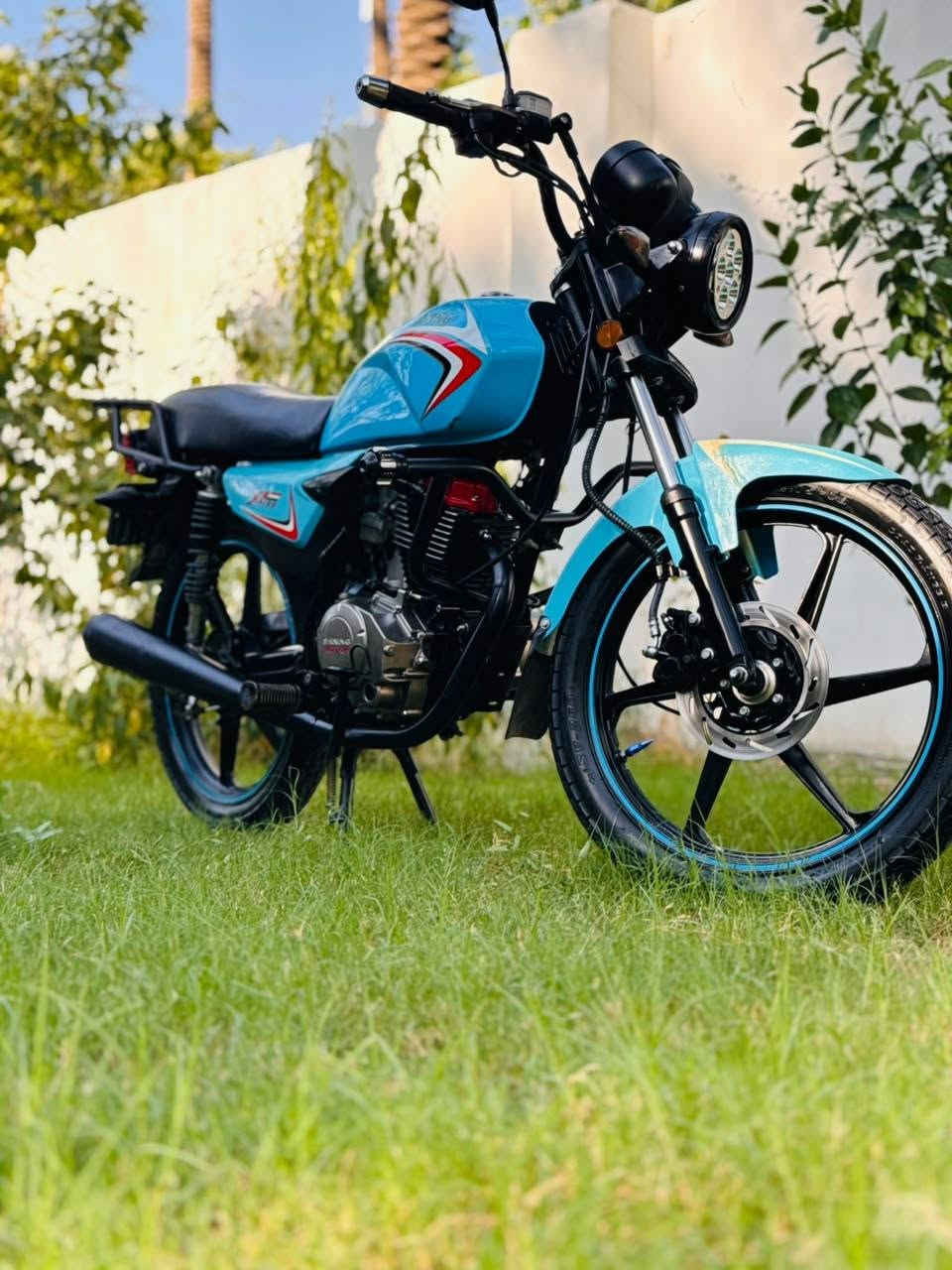 السلام عليكم 
شاينك عراقيه 🇮🇶 
مكينه 150cc تبريد دهن
كير تعليك 1N2345⚙️ 
لون سمائي 🩵 
كهربائيات بلاديه🔌 
تخم تاير جوه 
باتري جديد 🔋 
مرقم ديالى لوحتين انكليزي 
بإسمي شرط التحويل 
السعر  (مليون و٧٠٠)وبيه مجال
المكان بعقوبة
جسر الجورجية خرنابات
الأستفسار على الرقم ***********☎️
