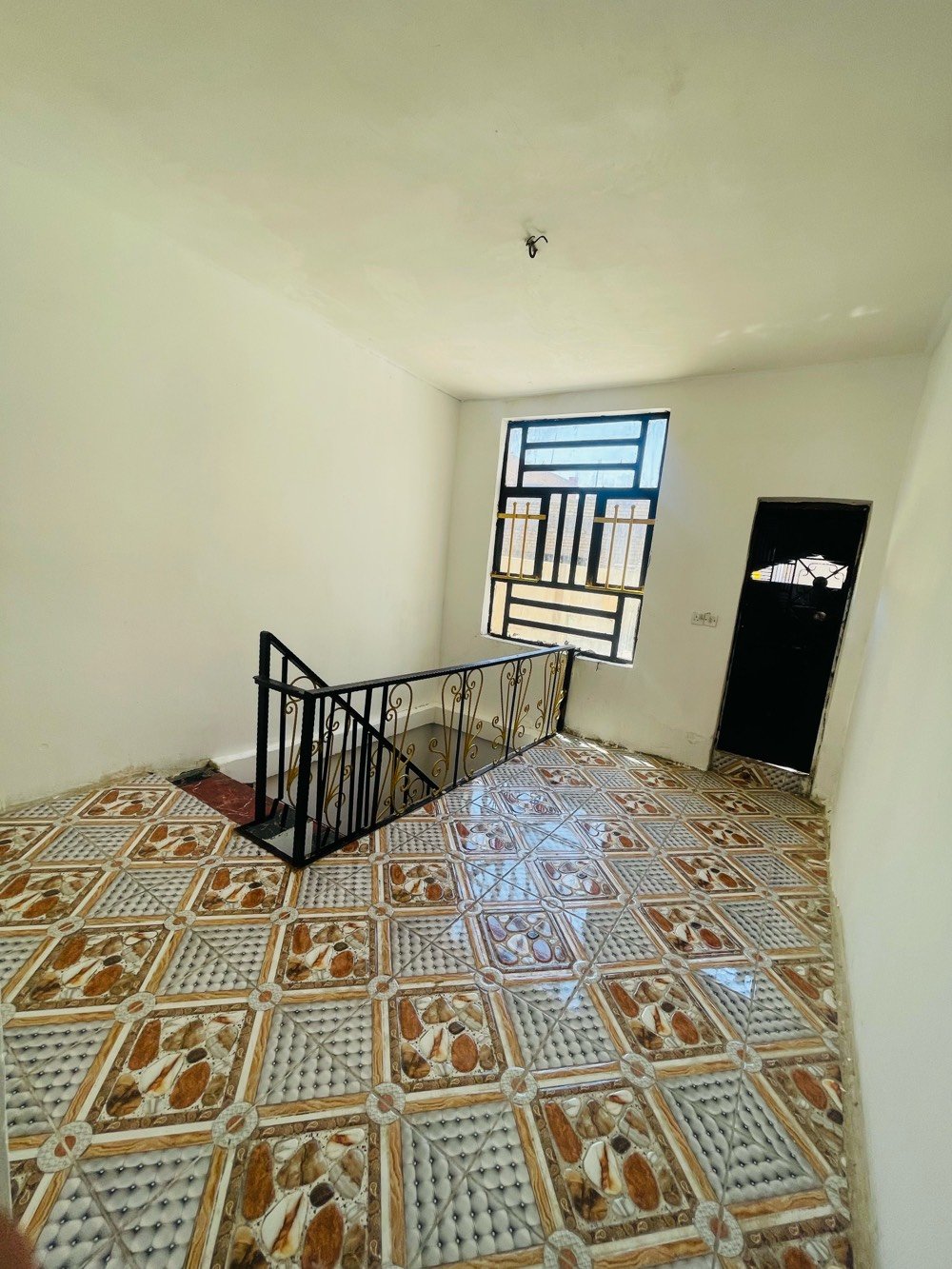 السلام عليكم 
للبيع دار سكني الموقع بغداد حسينية الراشدية مجاور العمارة الحمراء خلف الشارع التجاري (شارع المكاتب) 

مواصفات الدار :-
موقع جداً ممتاز 
ترميم جديد قبل أيام طلعو الخلفات من عنده شغل درجة أولى الدار فارغ وجاهز للسكن 
مساحة الدار 80 متر 
1-گراج 
2-استقبال
3-مطبخ
4-صحيات
الطابق الأرضي:غرفة واحدة 
الطابق الثاني:غرفة واحدة مع صالة 

السعر 120 مليون وبي مجال جداً بسيط
للأستفسار الأتصال على 
***********
***********