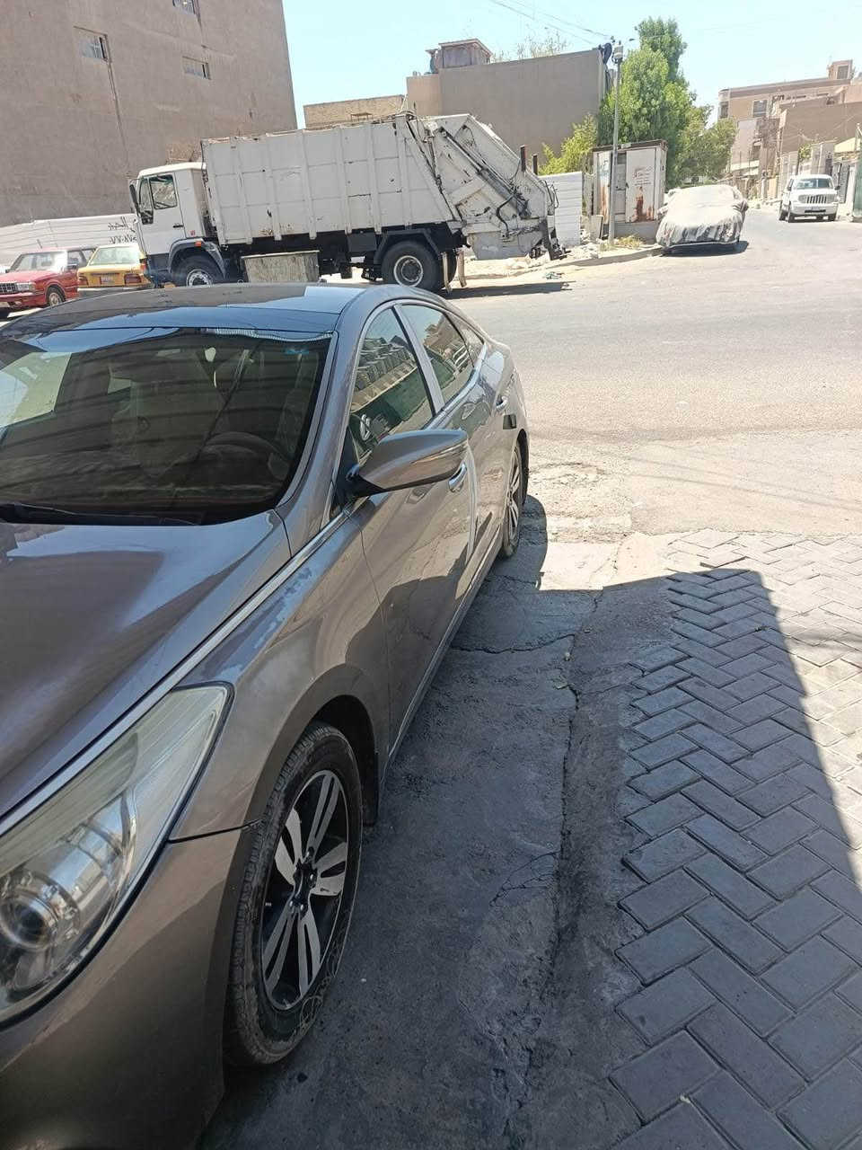� للبيع: هيونداي أزيرا 2012 (Hyundai Azera 2012)

✅ موديل 2012
✅ فول مواصفات
✅ محرك V6 سعة 3.0 أو 3.3 (حسب الفئة) مع جير أوتوماتيك 6 سرعات.  
✅ فتحة سقف
✅ داخلية جلد
✅ حساسات أمامية وخلفية
✅ كاميرا خلفية
✅ تشغيل بصمة وستارت
✅ تبريد ممتاز ومكينة وجير بحالة طيبة
✅ السيارة استخدام يومي وجاهزة  ثلث قطع صبغ اصل خليجي بغداد, العراق


**إذا كنت صاحب هذا الإعلان وتريد حذفه لأي سبب، رجاءا أرسل رسالة إلى الدعم الفني**