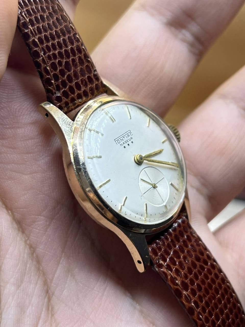 سلام عليكم
ساعة من بونتياك سويسري اصلي 
نصب تكويك 16 حجر
سنتر ثواني منفصل
تغليف ذهب 10 مايكرو 
قطر 31 و نص 
نظافة جداً ممتازة

السعر والحجز على الخاص فضلا وليس امراً
او على الواتساب ***********
