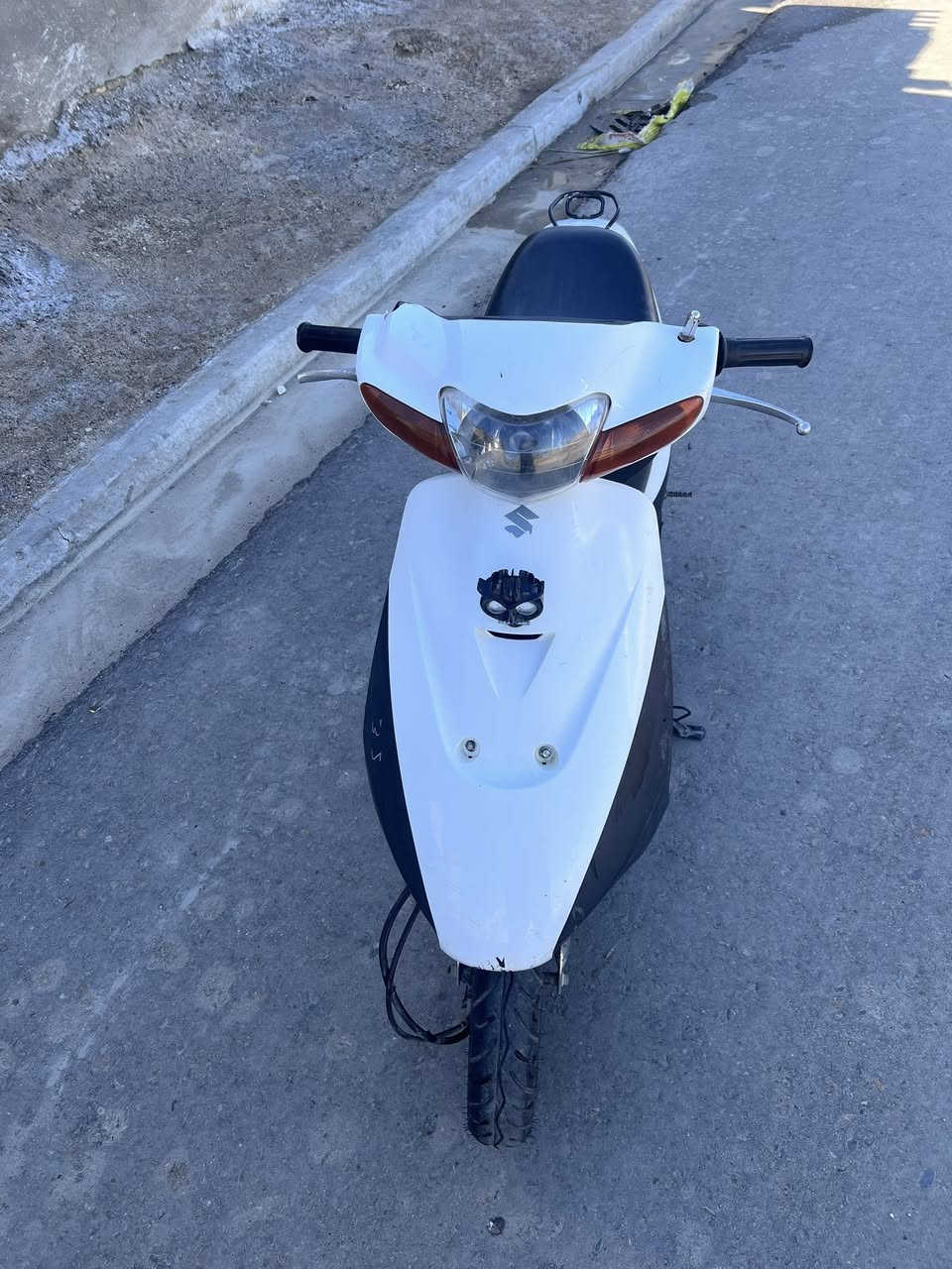 سلام عليكم دراجه سازوكي للبيع نضيفه كلشي بيه شغال كهربائيات سلف  مجفته مره وحده الله شاهد بوشه بستم اصلي   تجي وشف بعينك سعر 300 وبيه مجال بصيط رقم ***********
