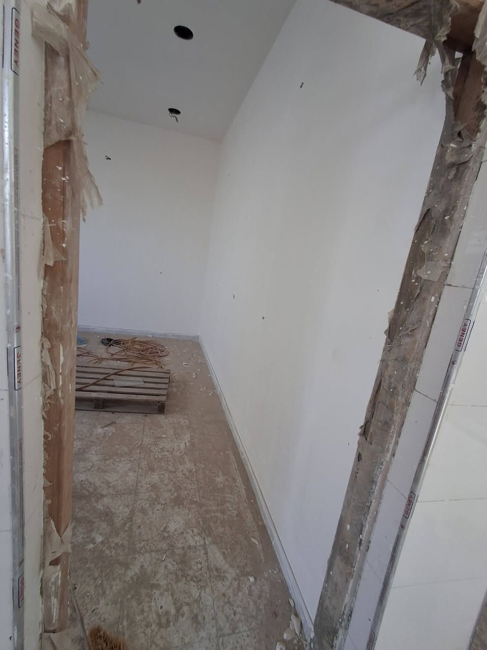 بيت للبيع مساحه 100متر مربع (١٠×١٠) ركن طابو زراعي سند ٢٥
 بناء حديث سنة ٢٠٢٦  طابق ونص يتكون من استقبال وصاله ومطبخ وغرفة نوم وحمام جوه
 والطابق الثاني غرفة وهول كبير وحمام وسطح 
العنوان : الزعفرانية/ نهاية شارع المعهد/ محلة 962 خلف مدرسة السلام 
التواصل : الاتصال على الرقم *********** 
او المراسلة على الواتساب *********** 
موقع البيت على الخريطة : https://maps.app.goo.gl/Ex2bJVUG3SKPyUJx8?g_st=aw
