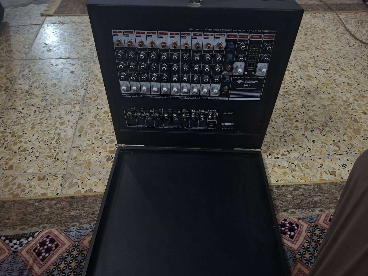 السلام عليكم 
سماعات زوج ثنائي وزوج ادبابه شرط ايطالي لاامصلح ولامفتوح مع جهاز مكسر نوع قيثاره مستخدم قليل للاستفسار ***********
