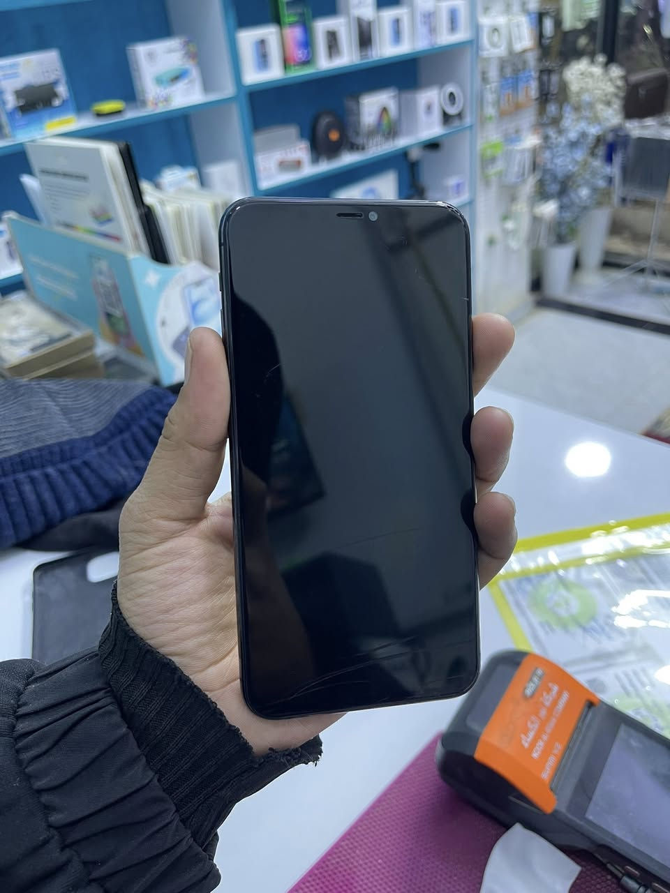 ايفون 11 برو ماكس مبدل شاشه وبيها فطر مامأثر بطاريه 78 حله ثوره ***********
