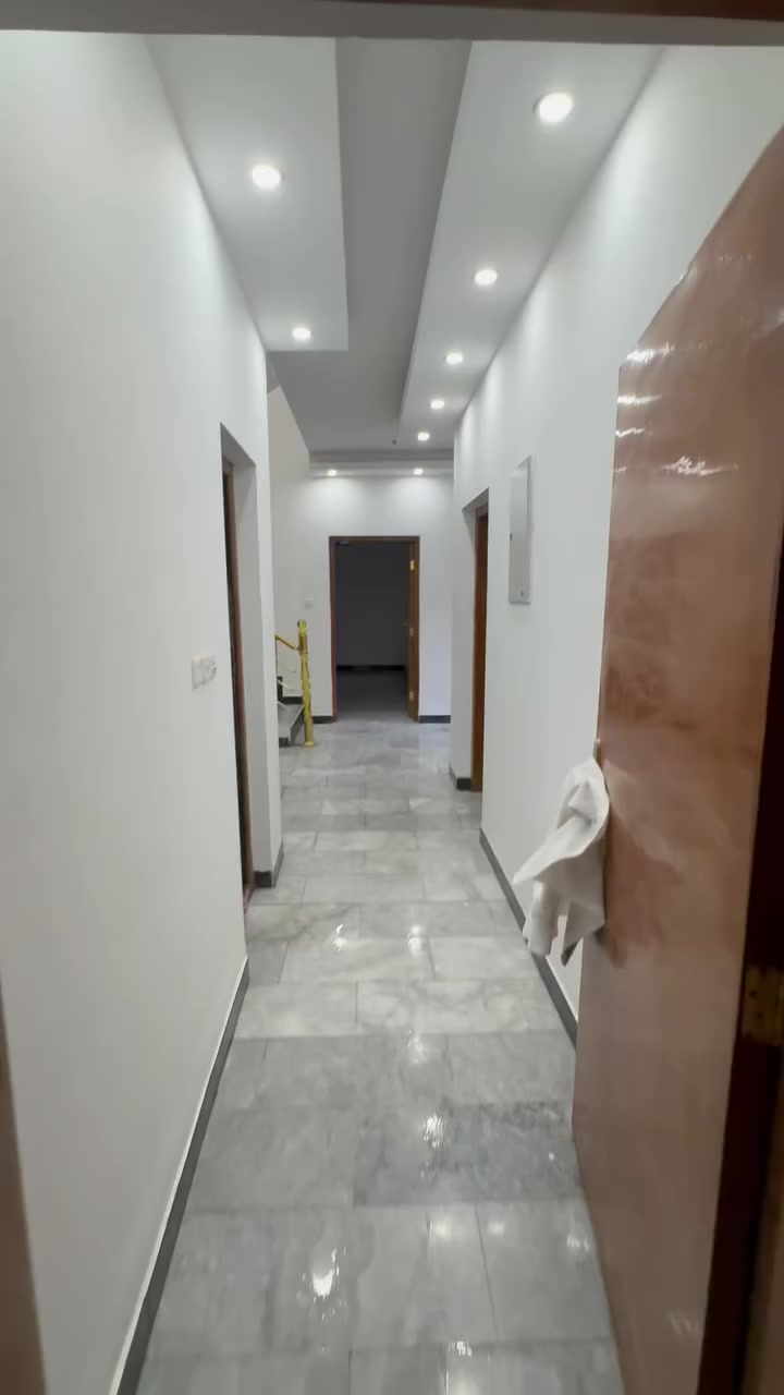 السلام عليكم
بيت لليجار المساحة 150 متر 
يحتوي علا 5 غرف نوم 
مطبخ معزول حار بارد 
صحياه عدد 2 كل طابق واحد 
صاله معزوله 
يحتوي علا مدخلين 
اجار ميلون و500 
للاتصال ***********
