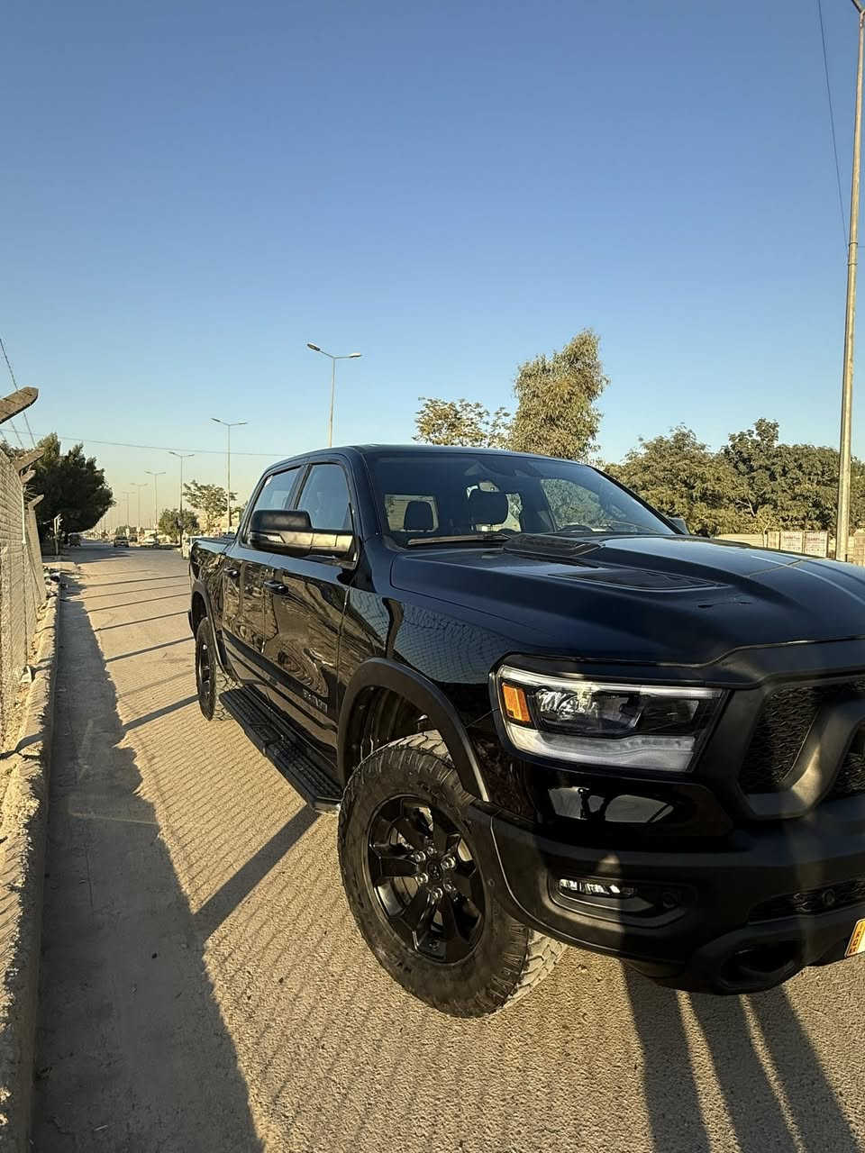 رام ريبل مع نضام ال etorque الكهرباء مساعد بتقليل صرف الوقود 
ضررموضح مع الصور الضرر باب السايق مبدل والباب الخلفي راجع بارد
السعر 480 ورقه شباب شراي اتصل السعر نهائي تجي نروح مركز فحص تفحص والسعر أعيد واكرر نهائي
السيارة ماشية 16000الف كيلو متر مو ميل يعني السياراه مماشيه 
الموديل : 2024 . (وارد امريكي ) . 
المحرك : V8 5.7L . 
المواصفات :
* رام بوكس 
* كزوز سستم . 
* شاشة كبيرة 12 أنچ . 
* نظام ملاحة GPS . 
* صناديق تخزين خلفية رام بوكس .
* سقف بانوراما . 
* المصابيح الأمامية زنون .
* كشافات الضباب زنون . 
* المصابيح الأمامية LED .
* المصابيح الخلفية LED . 
* نقطة عمياء . 
* دخول ذكي (بصمة) . 
* تشغيل عن بعد .
* مقاعد رياضية من الجلد الفاخر خاصة لنسخة REBEL
* ذاكرة لحفظ وضعيات الجلوس . 
* مقعد السائق كهربائي. 
* مقعد الراكب كهربائي. 
* باب الصندوق الخلفي قابل للفتح بثلاث اتجاهات . 
* كاربون فايبر . 
* تدفئة مقاعد . 
* تدفئة ستيرن . 
* المقاعد كهربائية .
* نظام خرائط  GPS . 
* حساسات امامية .
* حساسات خلفية . 
* كاميرا خلفية . 
* دوسات جانبية . 
* مكيف خلفي .
* الويلات مع الاطارات مخصصة للطرق الوعرة .
* منظومة كاملة لقطر العربات . 
* المرايا الجانبية قابلة للطي كهربائيا .  
* الشباك الخلفي كهربائي .
* غطاء جلد للبودي الخلفي .
* إمكانية تعديل ارتفاع دواسات البنزين والبريك كهربائيا . 
* هاند بريك كهربائي . 
* نظام تشغيل واطفاء اوتوماتيك لتقليل صرف الوقود . 
* مرايا بخاصية التعتيم الذاتي . 
الاستفسار ***********
