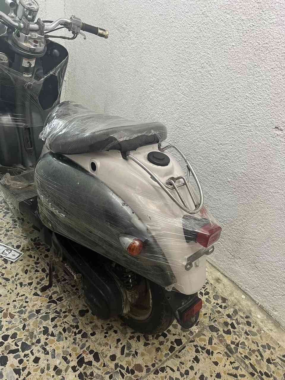 سلام عليكم دراجهً صالي سبوعين منزلههً رمبهً تجي تفحصً وياك فيتر وتشتري من باب البيتً وبيهه شلعهً ومعدلً حلوً ودراجهً خير من الله بكاني الوشاشً المنصورً سعره 350بيههً مجال للطيبين. رقمً***********@إشارة
