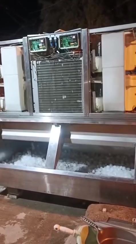 ايس مكير ثلج بلوري🧊 فنجان 🍵 سكوت مان صنع ايطالي ثري فيز دبل قالب + دبل كمبريسر  انتاج 600 kg كيلو باليوم كلش نظيفات وع بلاد وشرط الفحص والتشغيل بسعر كلش مناسب للاستفسار مراسلة الصفحة او الاتصال+واتساب ***********
