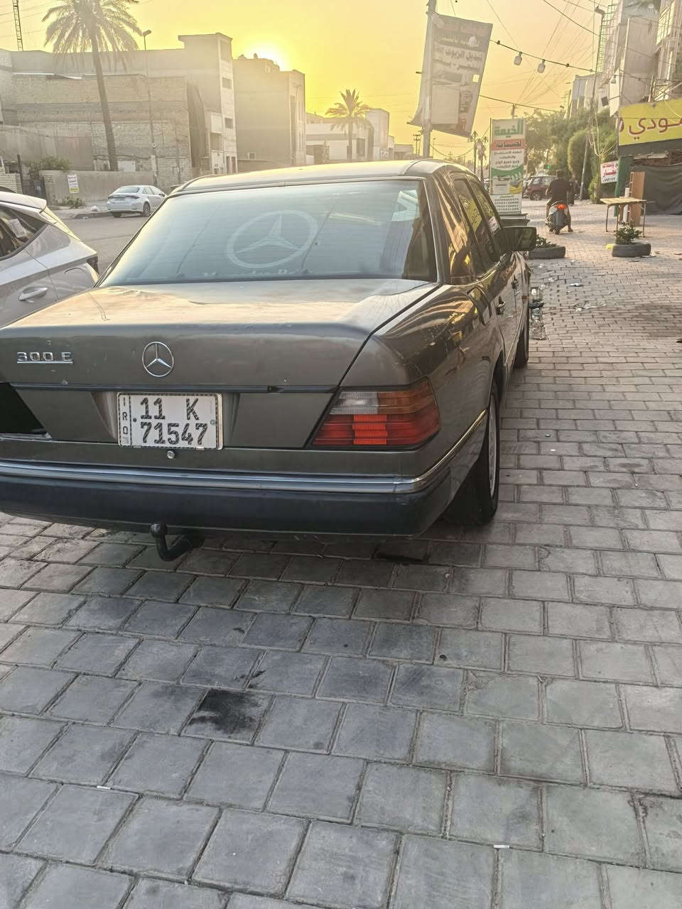 السلام عليكم ورحمة الله وبركاته مارسدس دب موديل 90 السياره حلوه وجاهزه مكينه وكير بلادي خير من الله ترايها من البصره لاربيل السياره بيها طخه بالجاملغ الخلفي كما موضح بالصوره تبريد شغال نقص غاز فقط وبيها نواقص وتعديلات بسيطه تايرات جدد باتري جديد محركها بي ادامه كامله نوزلات بلكات عنكبوت والسياره بأسمي مكانها بغداد  عارضها ب 50  وبيها مجال ***********
